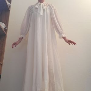 Gorgeous Edwardian Style White Lace Vintage Peignoir